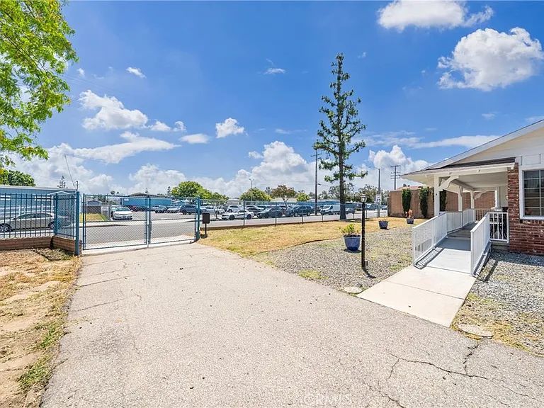 1345 S Jellick Ave — Photo 47
