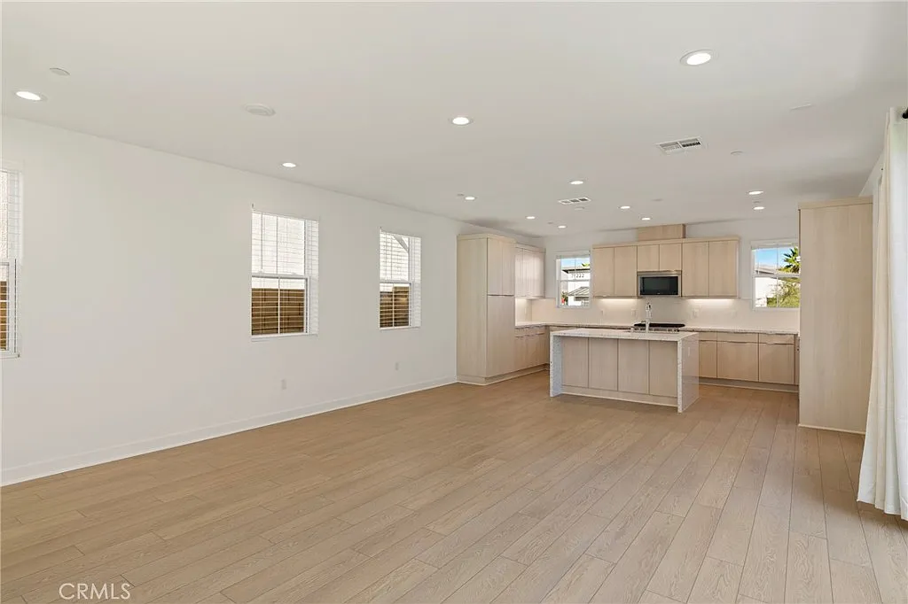 3 bed, 2.5 bath, 2004 sqft, $3,500 — Photo 3