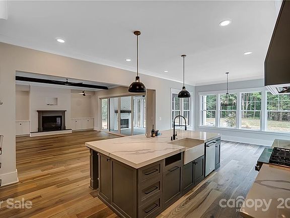 5th image of 4815 Montibello Dr
