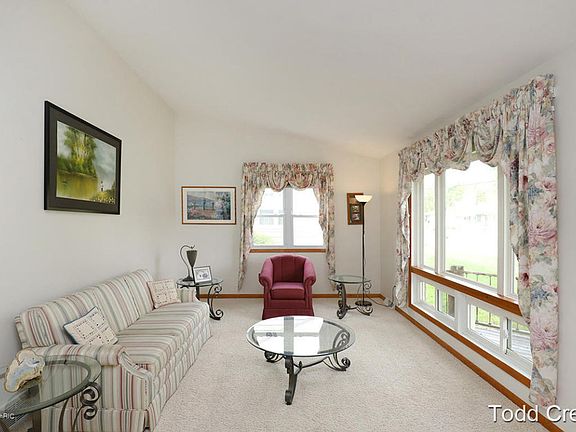 4th image of 748 Parkway Dr NE