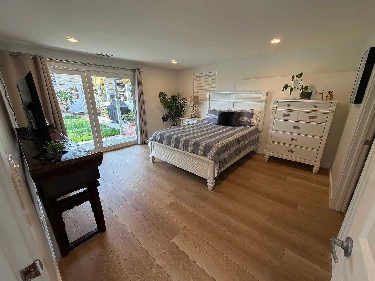 1327 Maiden Ln — Photo 4