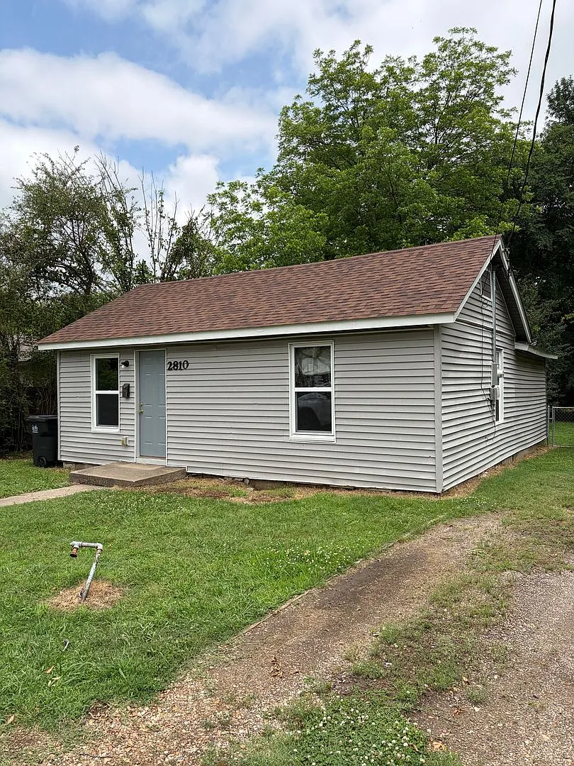 Building Photo - 2810 N Albert Pike Ave