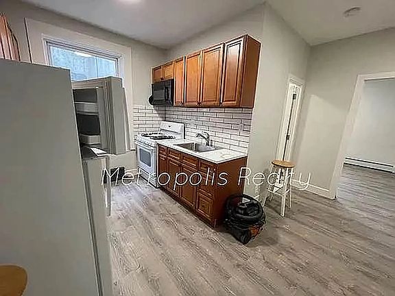 5th image of 2367 28th St APT 1F