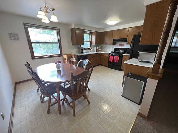 Eat-in kitchen