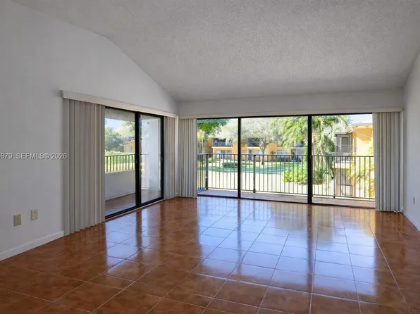 5821 Washington St APT 32, Hollywood, FL 33023