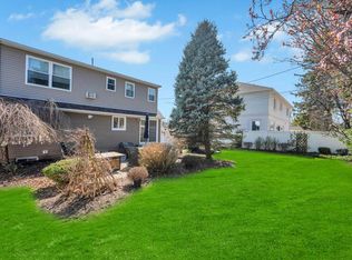 70 Spruce St, Hicksville, NY 11801