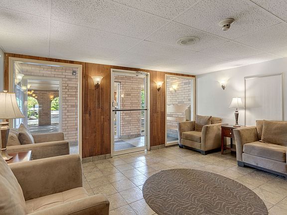 2nd image of 512 Redondo Dr APT 110