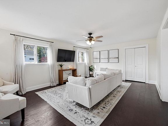 3rd image of 810 Woodland Ave