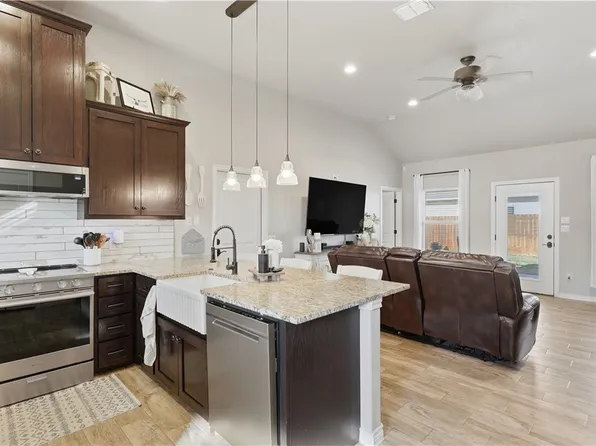 230 Navarro Xing #6-B, Seguin, TX 78155