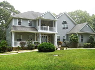 23 Moss Creek Ln, East Patchogue, NY 11772