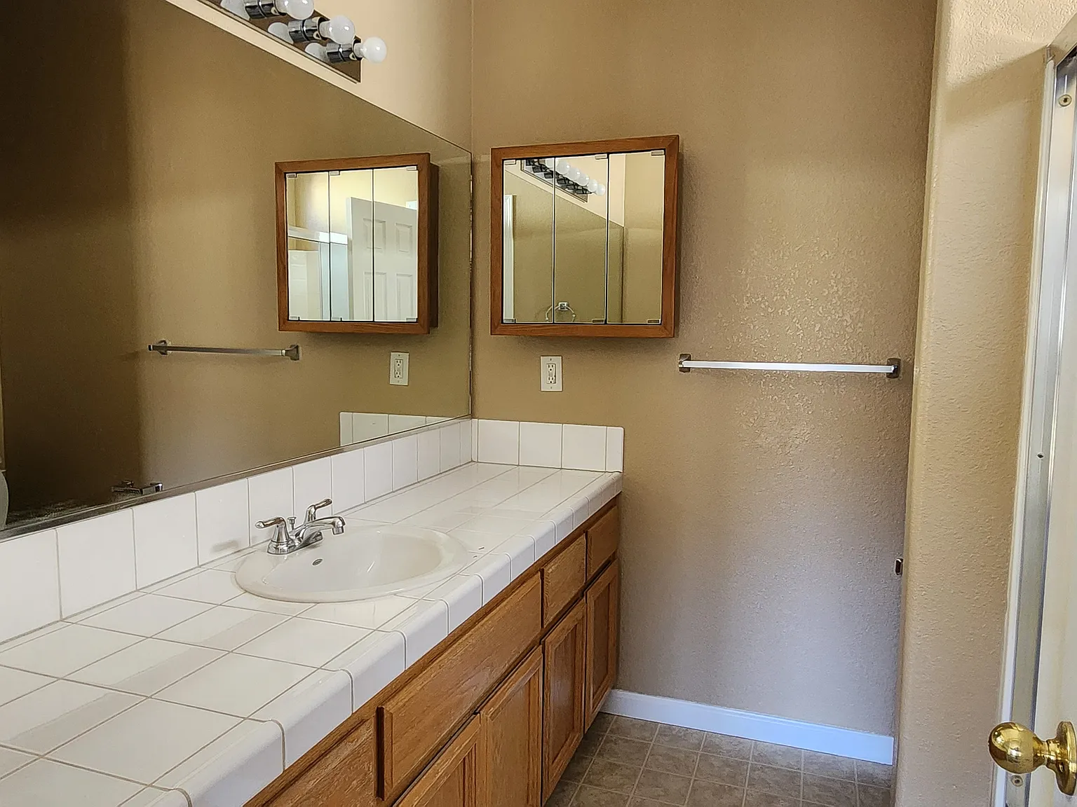 3 bed, 1250 sqft, $2,200 — Photo 1