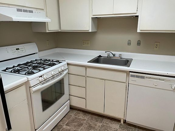 3rd image of 6235 Lincolnshire Ct SE APT 21