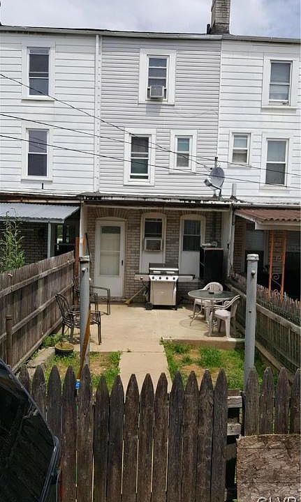 2nd image of 422 1/2 W Whitehall St #1
