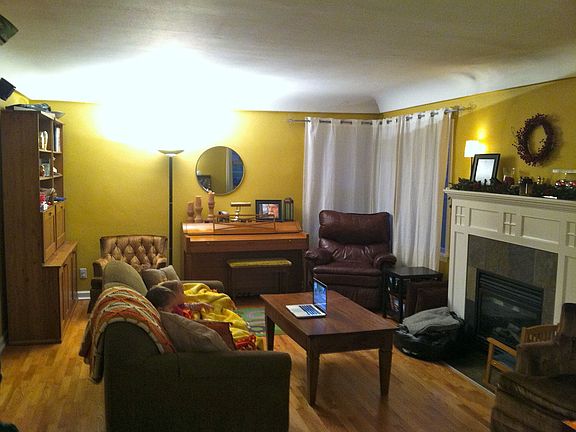 Spacious Living Room w/Gas Fireplace