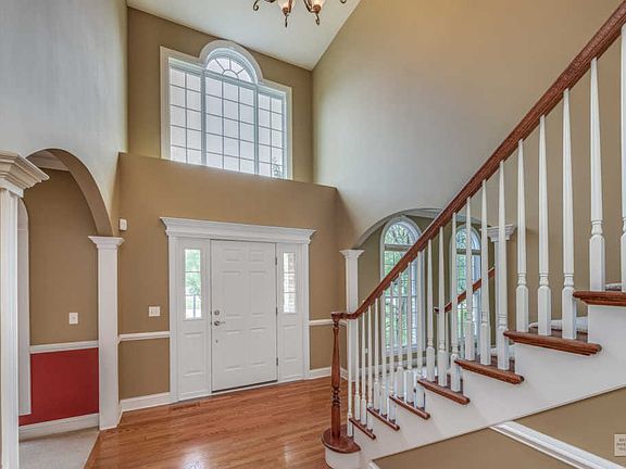 2nd image of 3327 Hollis Cir