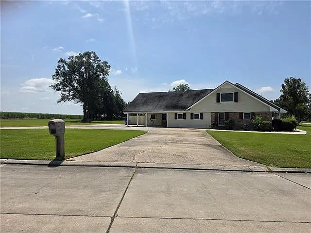 6 bed, 3.0 bath, 4669 sqft, $4,000 — Photo 2