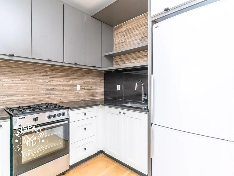 87 Montrose Ave #2R — Photo 2