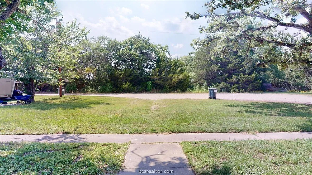 2 bed, 1.0 bath, 744 sqft, $1,000 — Photo 2