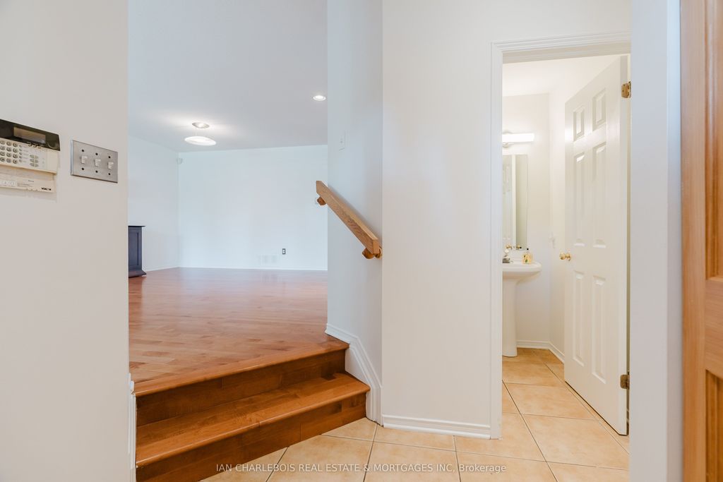 6020 Longleaf Dr, Ottawa, ON - View 4