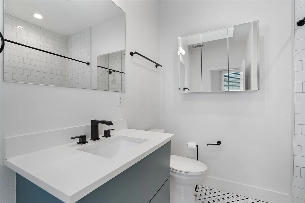 Building Photo - 4004 Avenue C #A