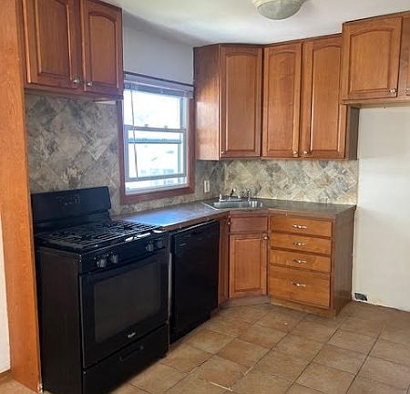 3rd image of 312 Brook St