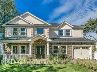 39 Coolidge Ave, Roslyn Heights, NY 11577