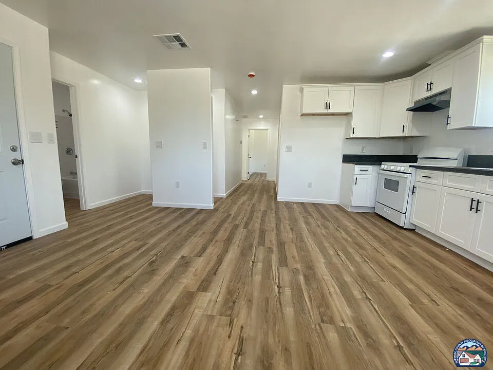 3 bed, 2.0 bath, 1000 sqft, $2,200 — Photo 4