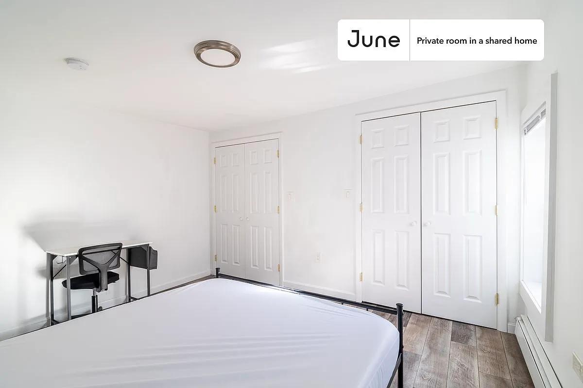 Queen bedroom in 5 bed/2 bath home in South Boston #1752 B — Photo 3
