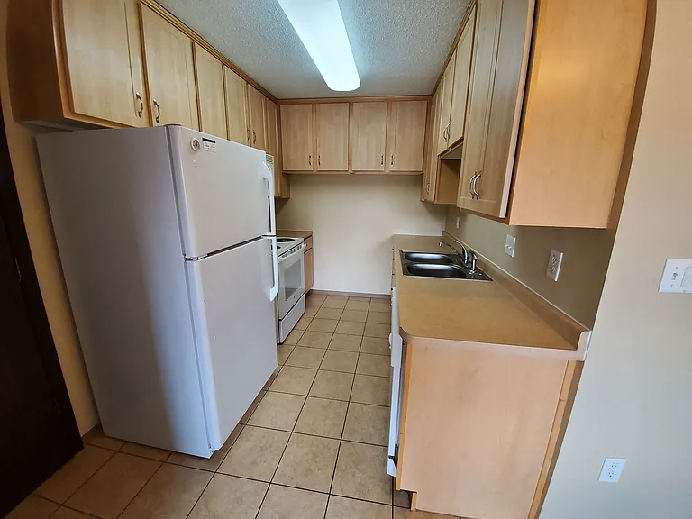 Lakeside Manor Apartments — Photo 8