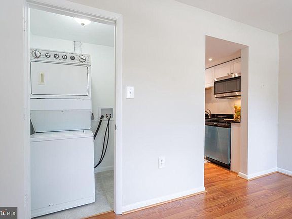 5th image of 220 Stevenson Sq