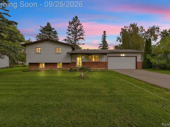 6155 E Maple Ave, Grand Blanc, MI 48439