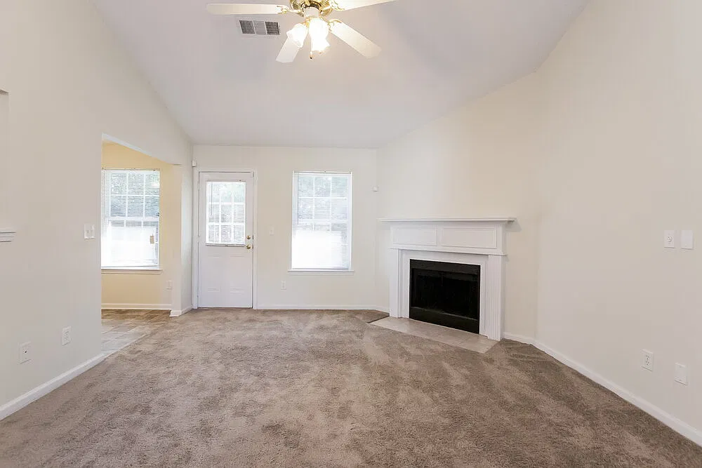 3 bed, 2.0 bath, 1322 sqft, $1,745 — Photo 3