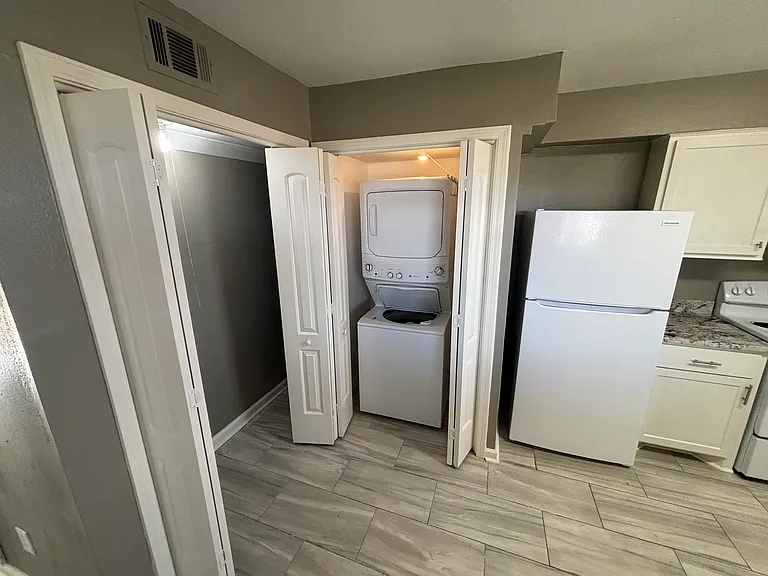 1027 Windrose Dr — Photo 6