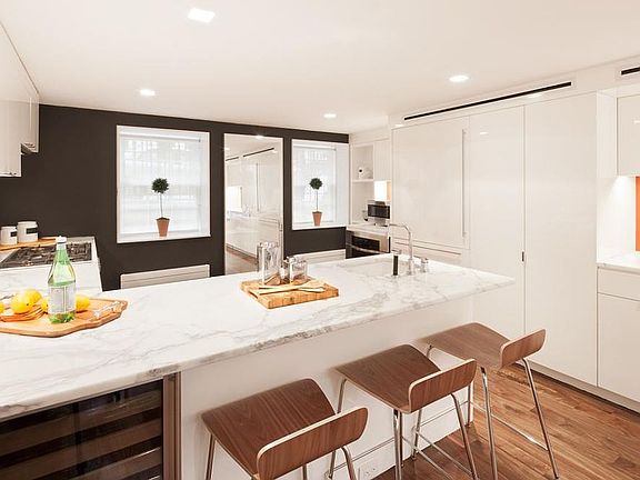 5th image of 112 W Washington Pl Unit Townhouse