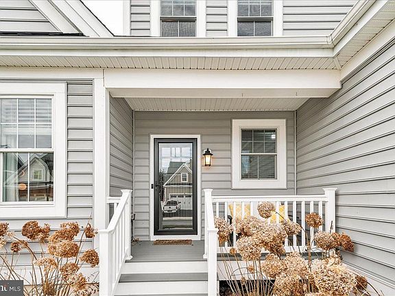 5th image of 913 Reynolds St