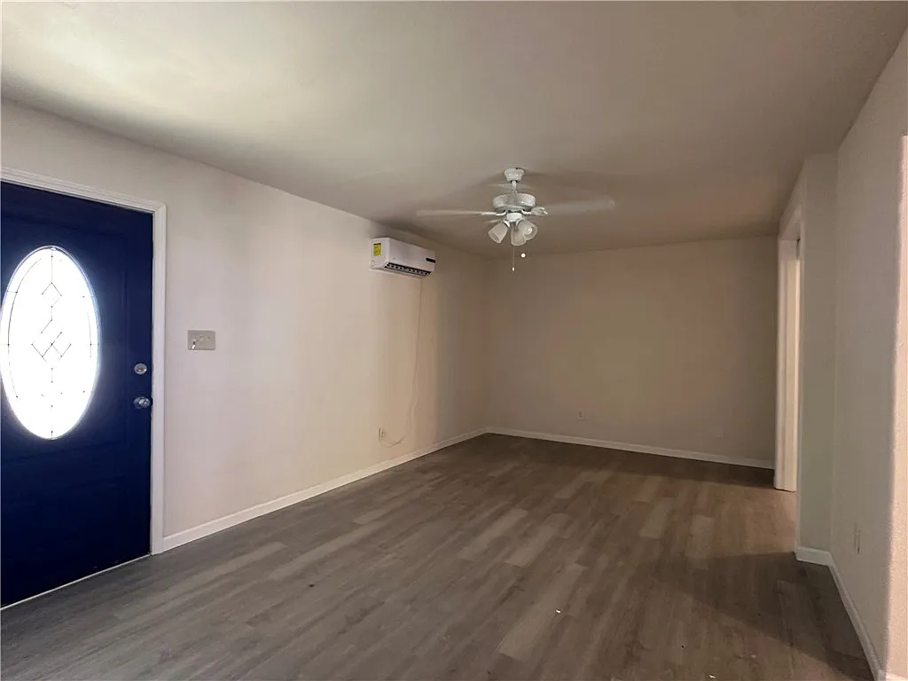 3 bed, 1.0 bath, 1829 sqft, $1,550 — Photo 4