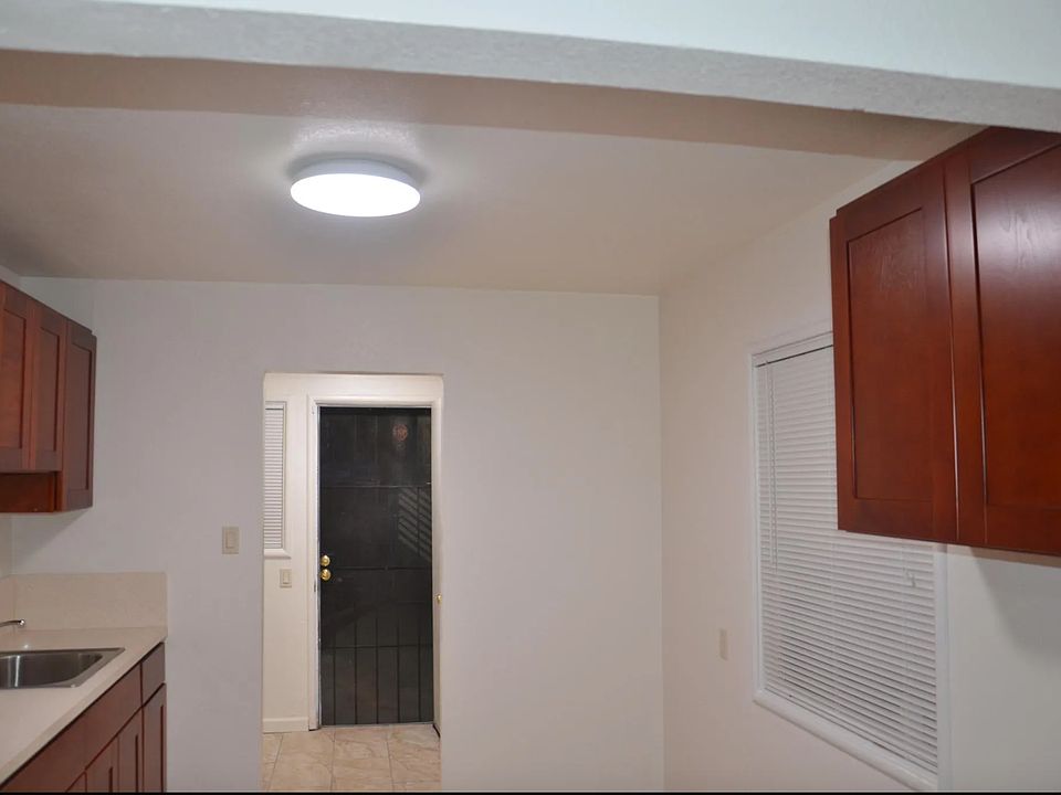 Kitchen with quartz counters