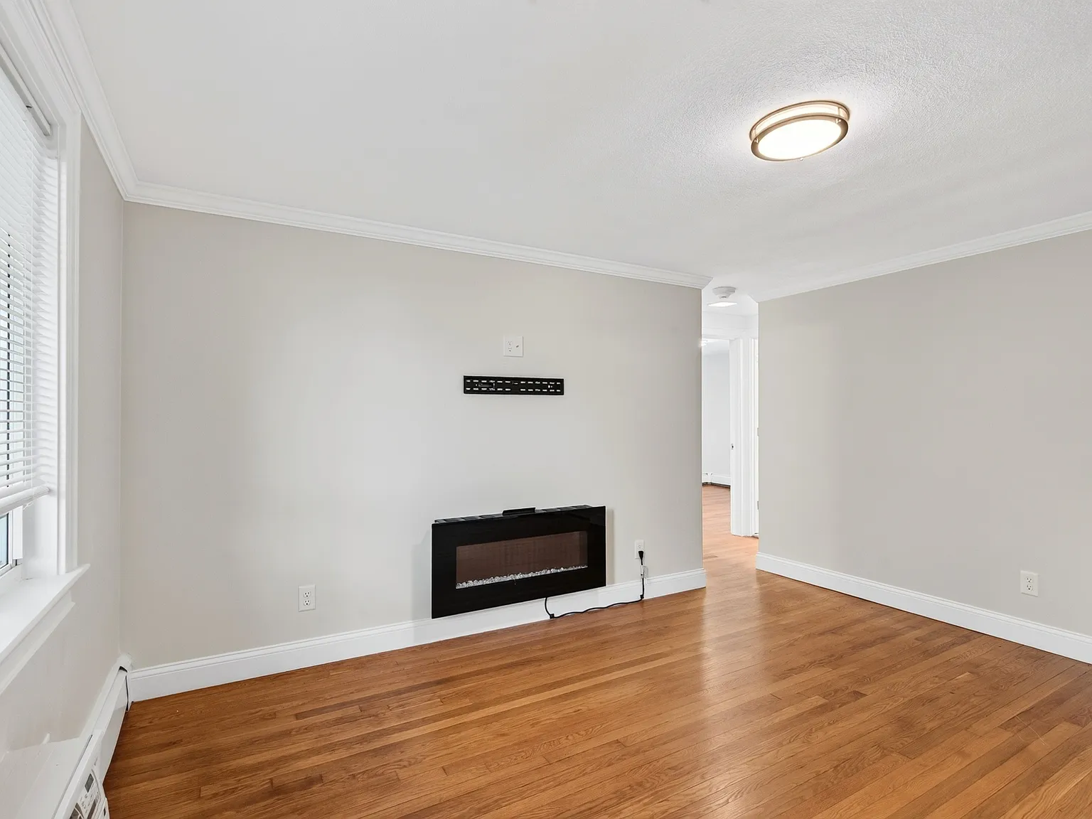 2 bed, 750 sqft, $2,400 — Photo 4