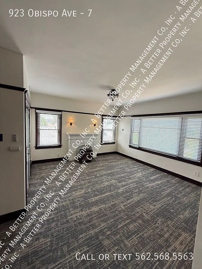 Upper Classic LB 1 Bedroom w/Parking Space in Gated Building — Photo 2