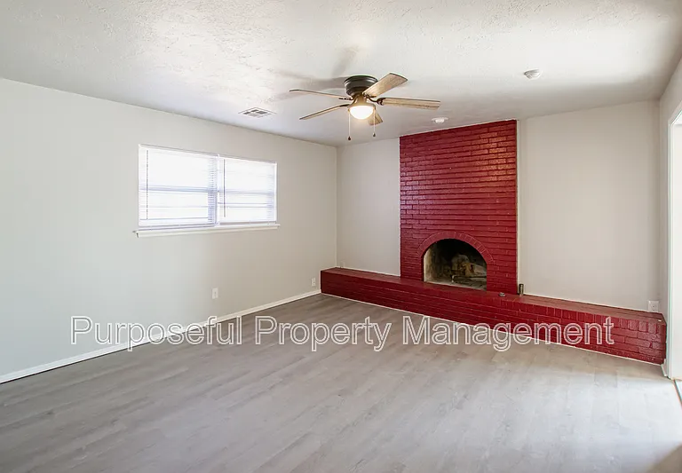 2624 N Markwell Ave — Photo 2
