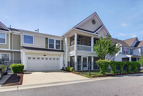 207 Hearthstone Reach Photo 1