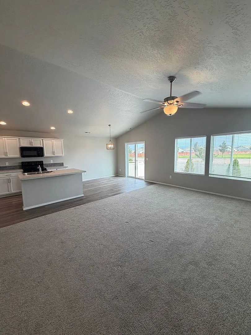 Rare Short-Term Rental: Stunning 3BR Cul-de-Sac Home with Private Yard & 2-Car Garage Won't Last! — Photo 4