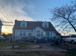 515 Latham Rd, Mineola, NY 11501