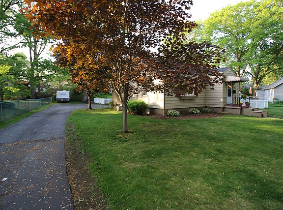 3rd image of 1046 Crown Ave