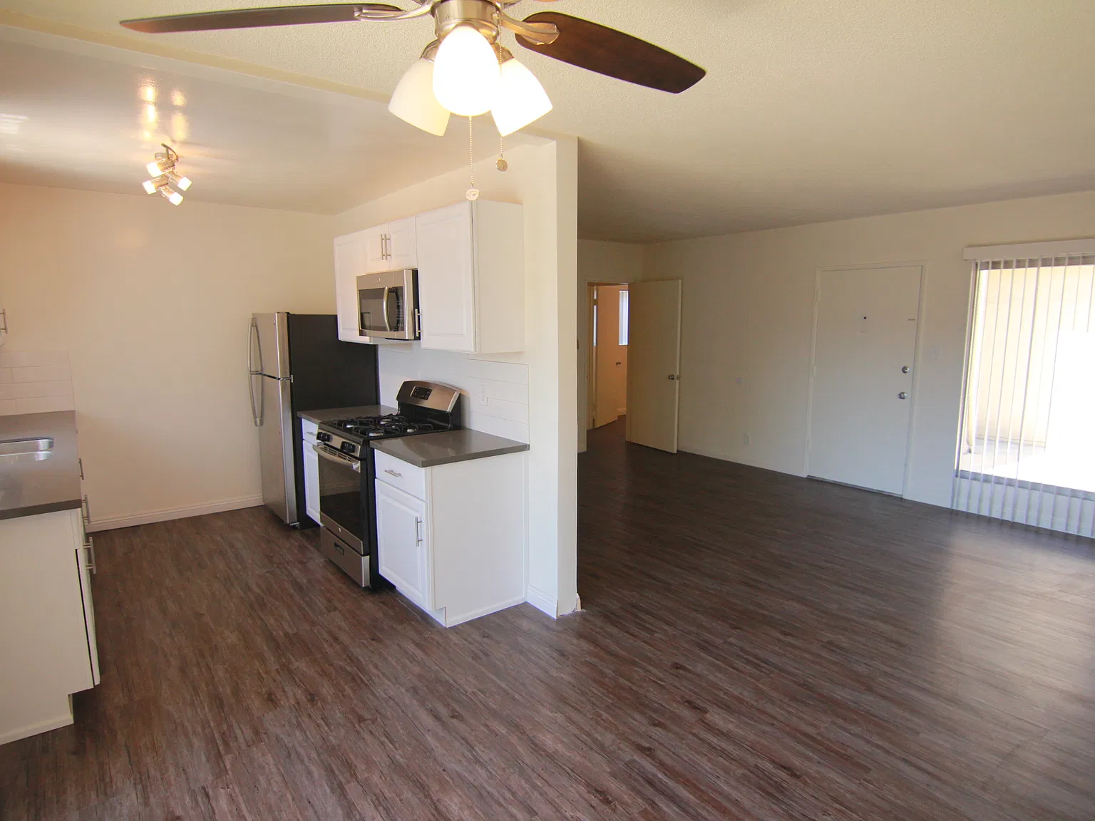 Carthay Square 1 Bedroom with Parking — Photo 2