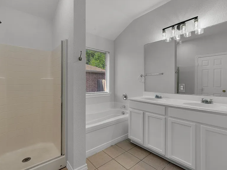 712 Riverhead Dr — Photo 23