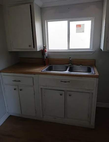 1060 King Edward Ave SE — Photo 3