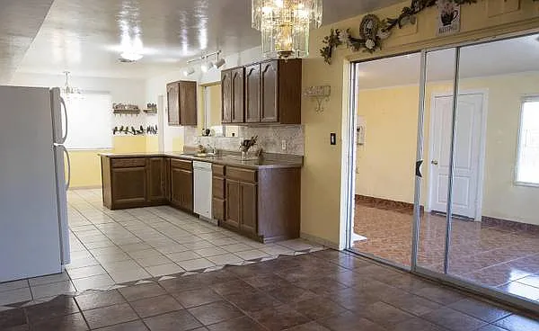 180 E James Dr — Photo 4