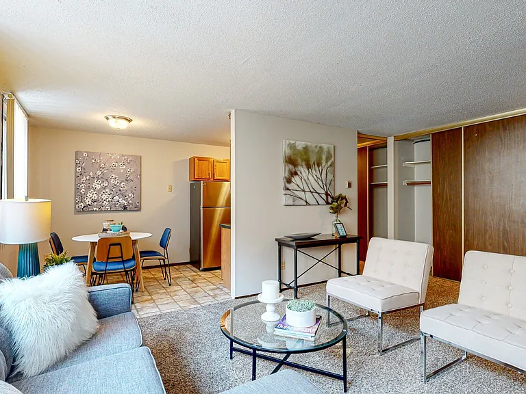 624 Huron Apartments — Photo 10