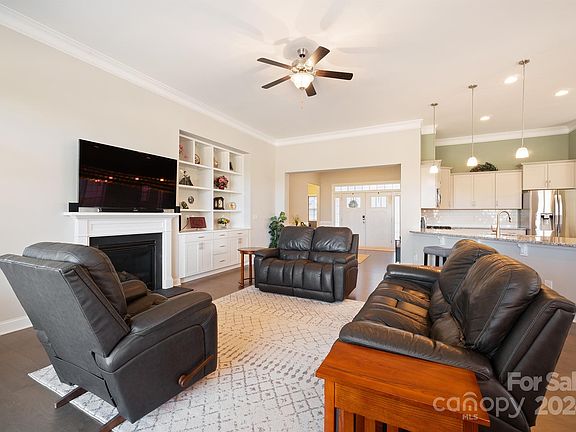 5th image of 125 Margo Ln